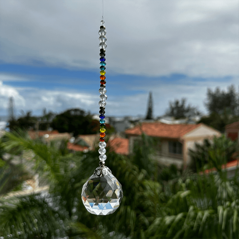 Móbile de cristal multifacetado.