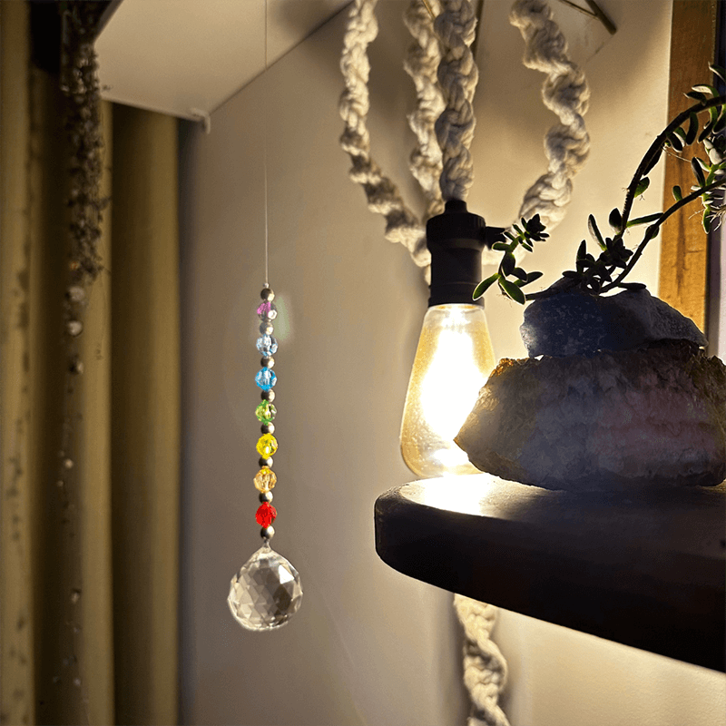 Móbile de cristal multifacetado.