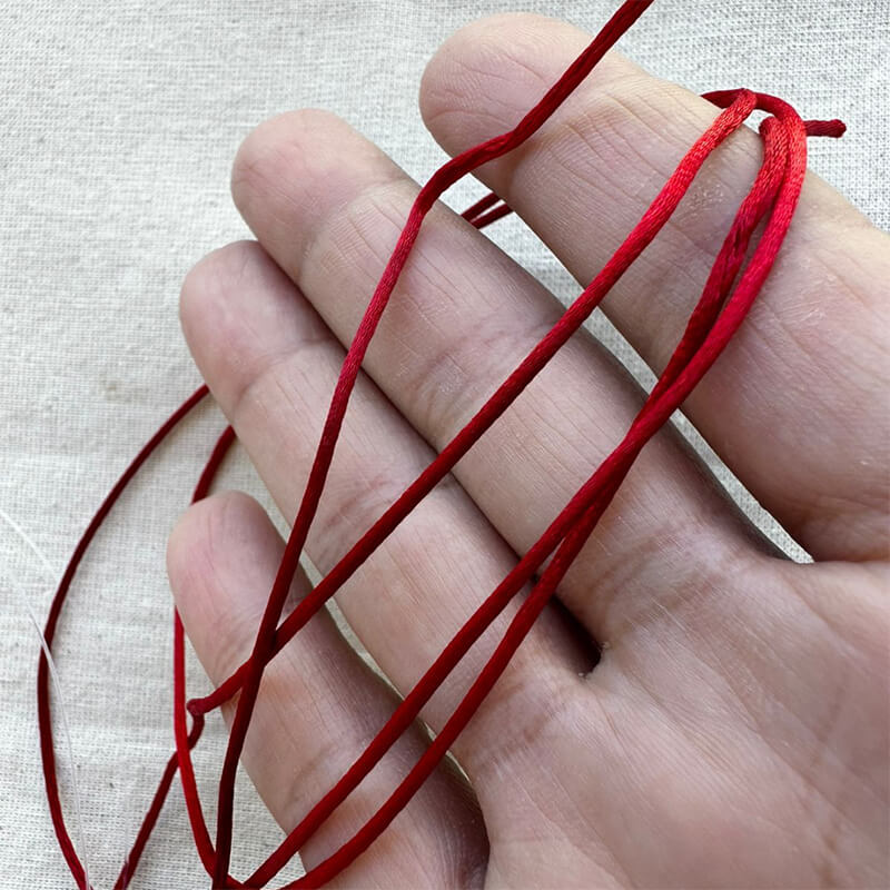 kit com 2 Móbiles de Cristal multifacetado - cordão vermelho.