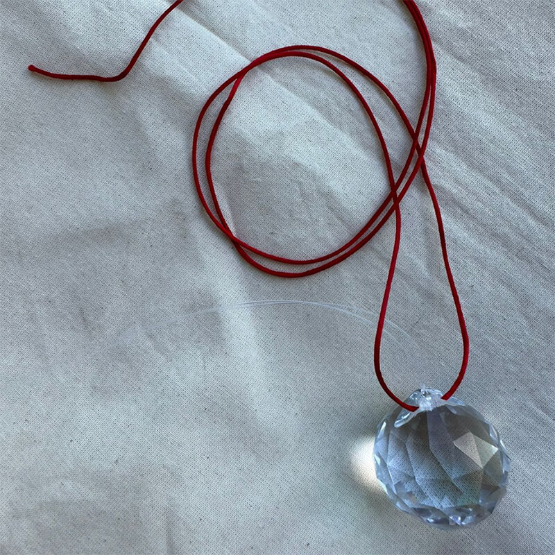 kit com 2 Móbiles de Cristal multifacetado - cordão vermelho.